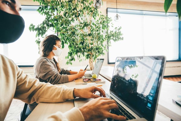 Comment créer un espace de coworking à domicile tout en restant productif?