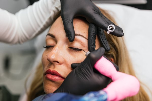 Eyeliner maquillage permanent : sublimez votre regard facilement !